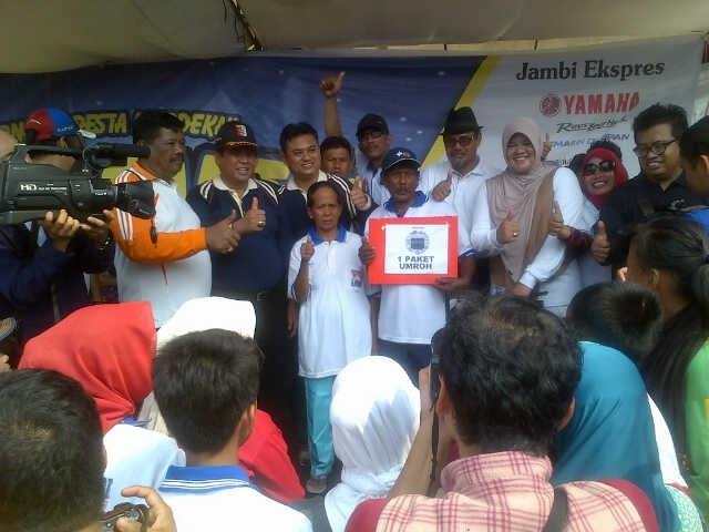 Warga Nipah Panjang saat menerima hadiah umroh dari HBA Rabu (19/8)